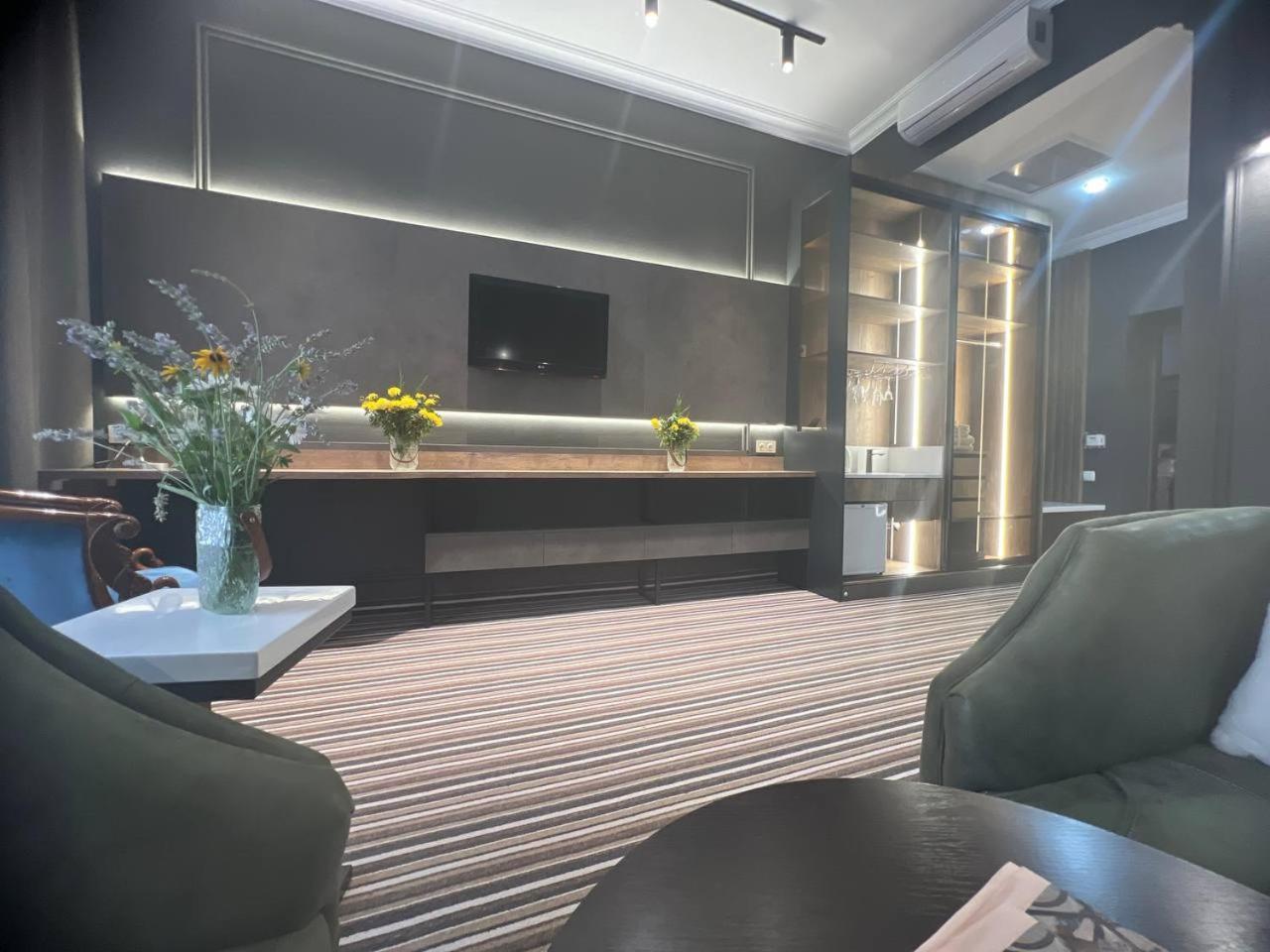 Sapar Standart Hotel Shymkent Esterno foto
